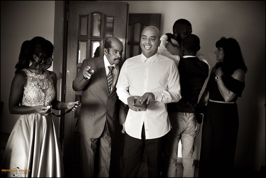 Noivo a falar com o pai, junto de outros convidados antes de se vestir.