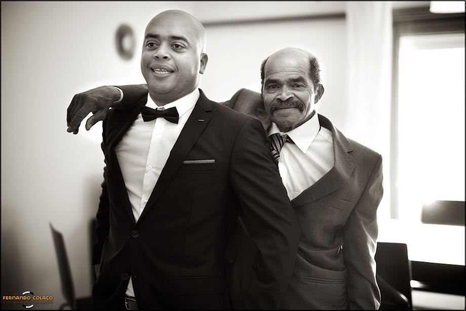 Noivo com o pai para uma foto, antes de sair para a cerimónia.