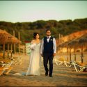 Casal, depois da cerimónia do casamento no Club Nau, passeando numa praia do Algarve.