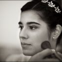 Close up of the face of the bride ending the make up process, by the wedding photographer in Évora.