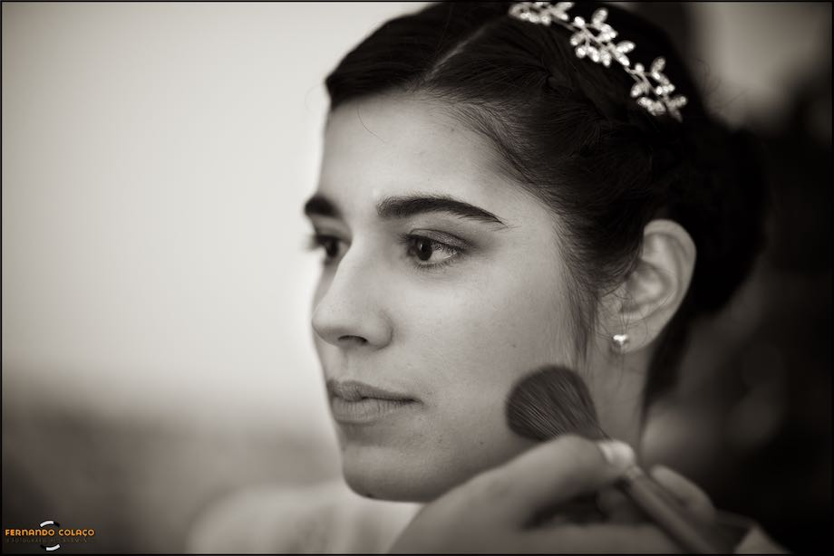 Close up of the face of the bride ending the make up process, by the wedding photographer in Évora.