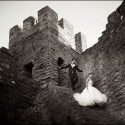 Casal, na sessão de fotografia, descendo escadas no castelo do Alandroal, em composição pelo fotógrafo de casamento no Alentejo.