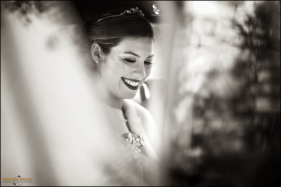 Noiva no automóvel, sorridente, pronta para seguir para a cerimónia.