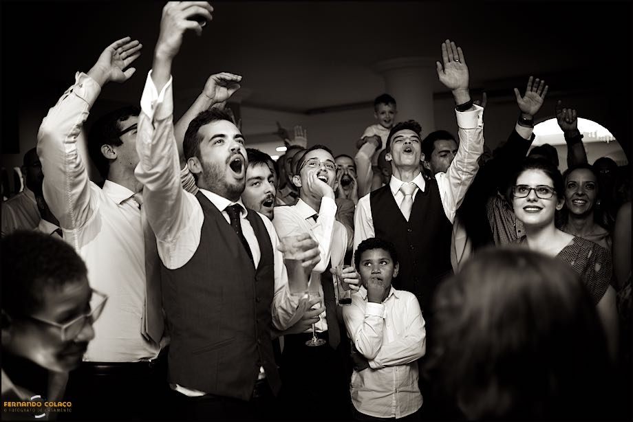 Convidados do casamento celebrando em festa com cânticos.