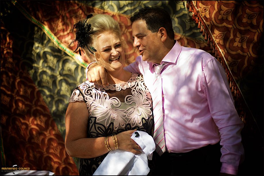 Amigo da mãe da noiva a falar com ela, num abraço.