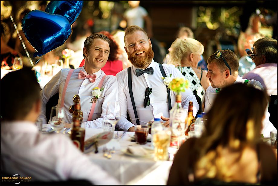 Amigos e convidados dos noivos com ar de festa no casamento no Club Nau em Ferragudo, Algarve.