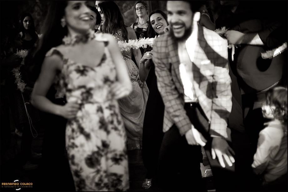 Grupo de convidados do casamento dançando durante a festa.
