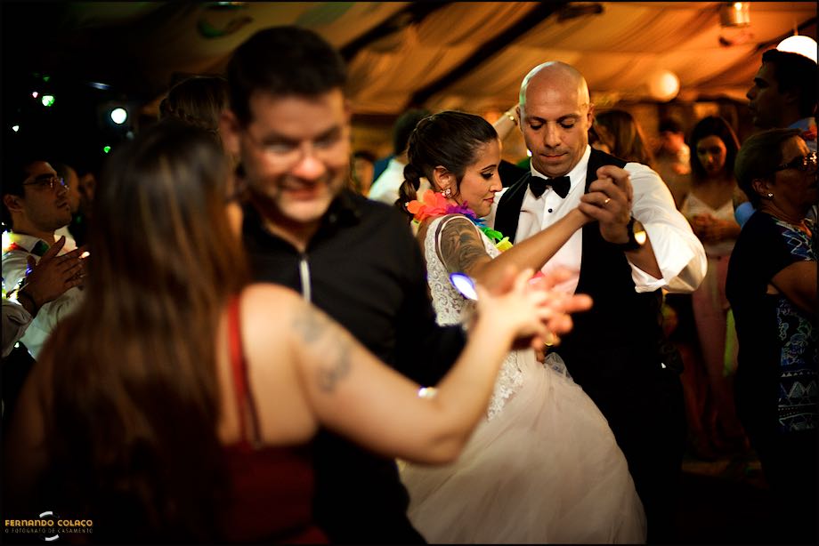 O noivo e a noiva dançando junto de outro casal.