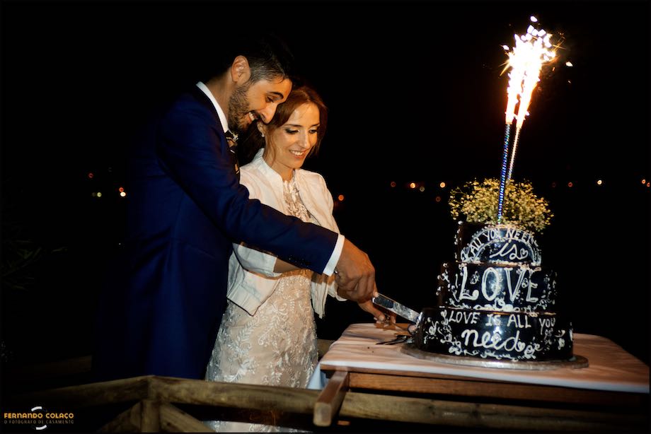 O casal a cortar o bolo do casamento.