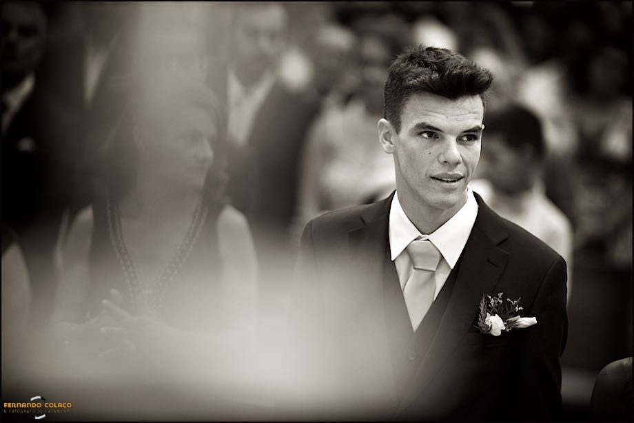 Noivo a olhar para o lado na cerimónia do casamento.