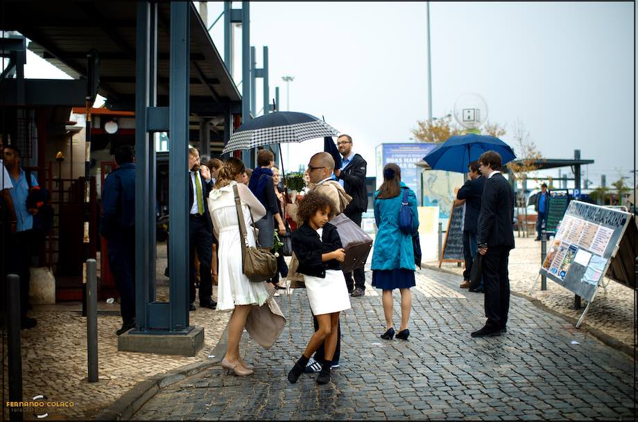 Em frente à estação marítima noivos e convidados a sair para a cerimónia do casamento.