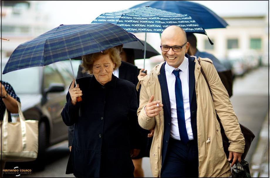 Noivo conversa com convidada do casamento a caminho do local do casamento.