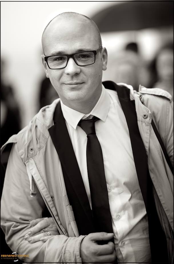 O noivo no caminho da cerimónia do casamento.