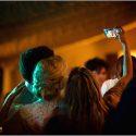 Foto num telemóvel, de uma selfie por uma convidada com os noivos, na festa na Quinta dos Alfinetes em Sintra.