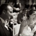 Noiva rindo muito durante a cerimónia do casamento nos Pézinhos no Tejo.