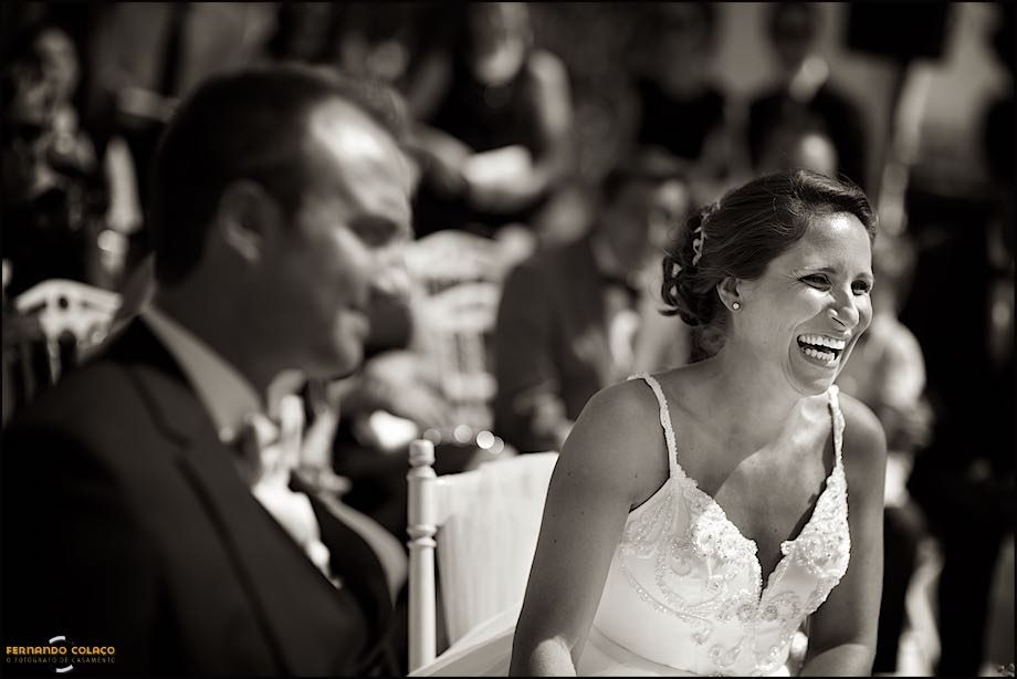 Noiva rindo muito durante a cerimónia do casamento nos Pézinhos no Tejo.