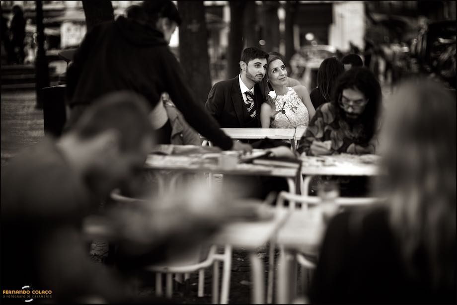 O noivo a e a noiva, na sessão de pós casamento, numa esplanada da baixa de Lisboa.