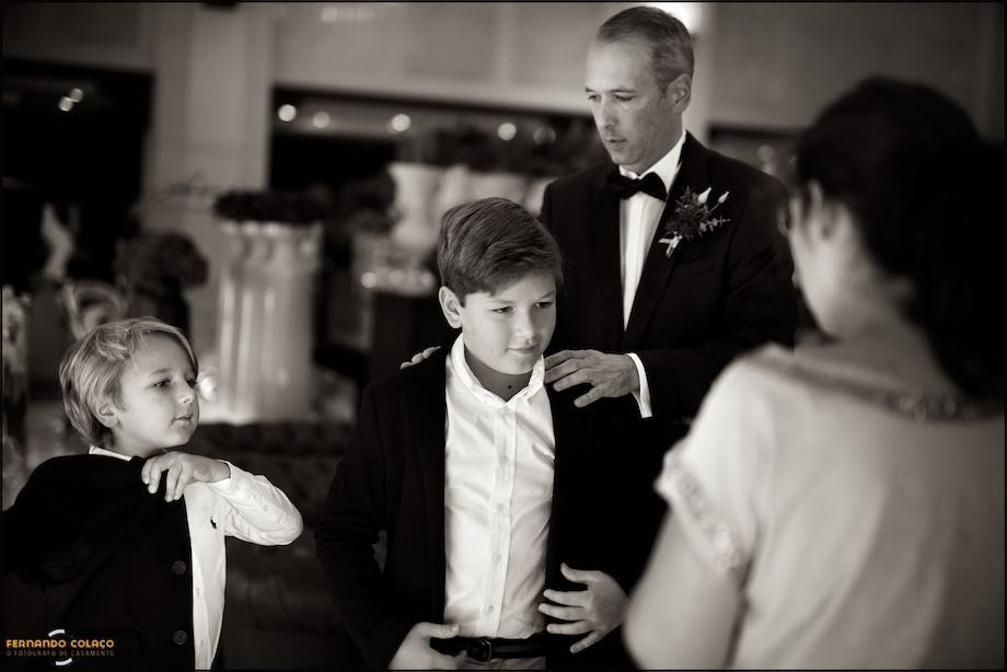 The groom arrives with his children at Penha Longa Resort where his wedding will be.