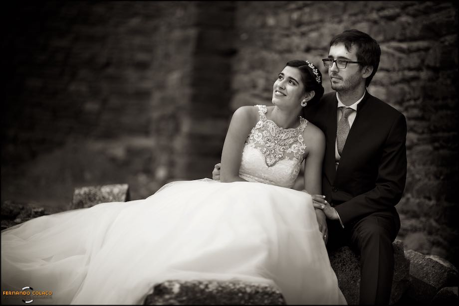 Bride and groom seated inside the Alandroal castle.