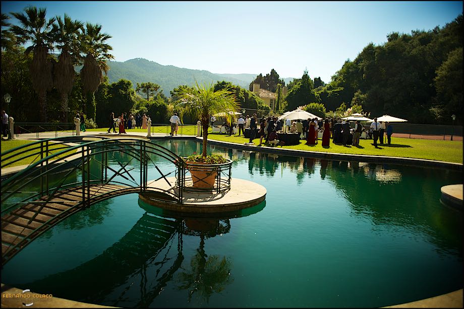 Lake with view and wedding guests at Quinta das Palmeiras in Sintra.