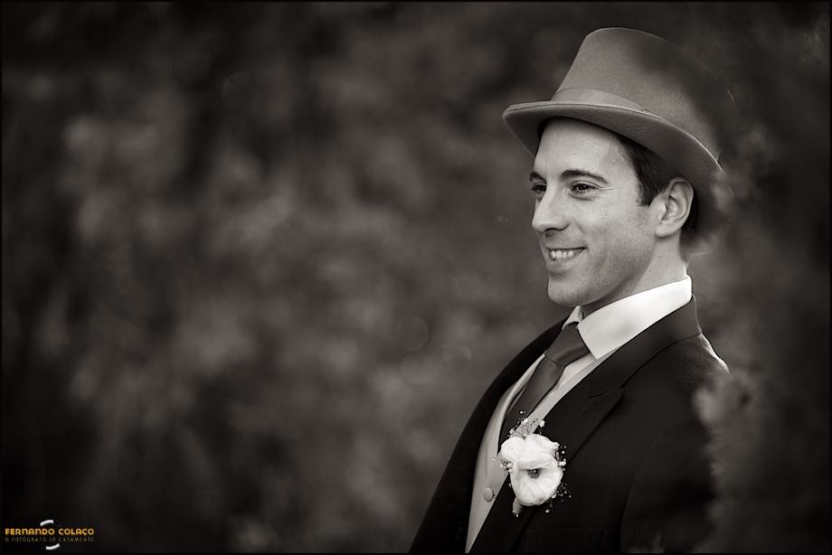 Groom with a hat, in the photo session in the the wedding day.