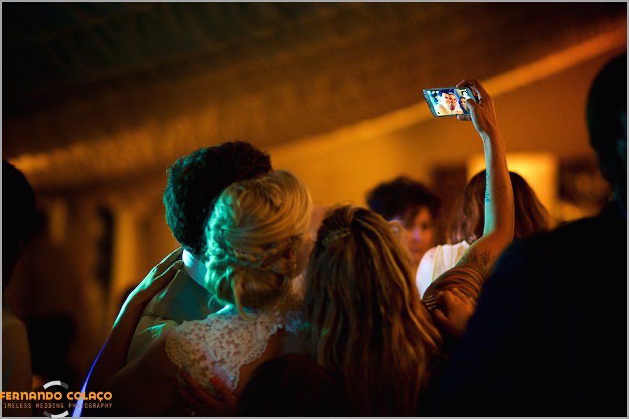 Photo on a cell phone of a selfie by a guest with the bride and groom, at the party at Quinta dos Alfinetes in Sintra.