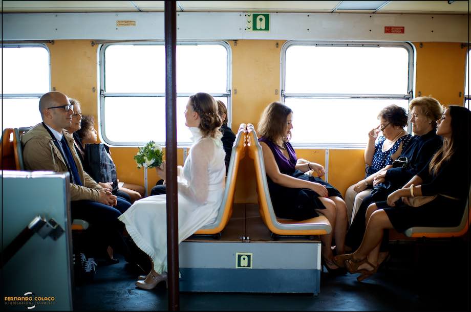 O noivo fala com a sua mãe durante a viagem de barco para a cerimónia do casamento.