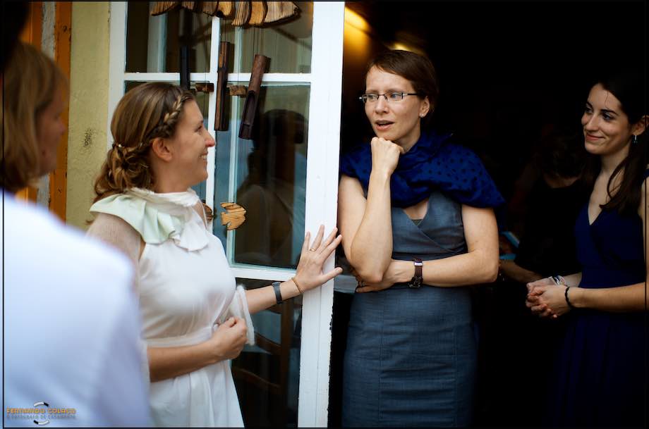 At the door of the Ponto Final restaurant in Ginjal, in Cacilhas, the bride chats with two female friends, guests of the wedding.