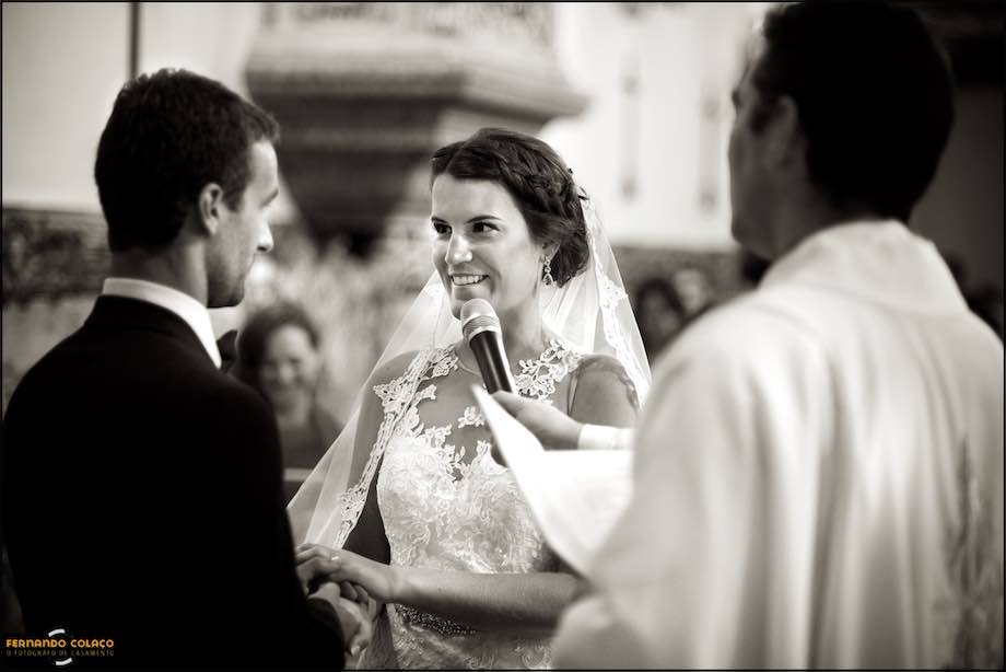 The bride, in front of the groom, at the moment of the oath for the exchange of wedding rings.