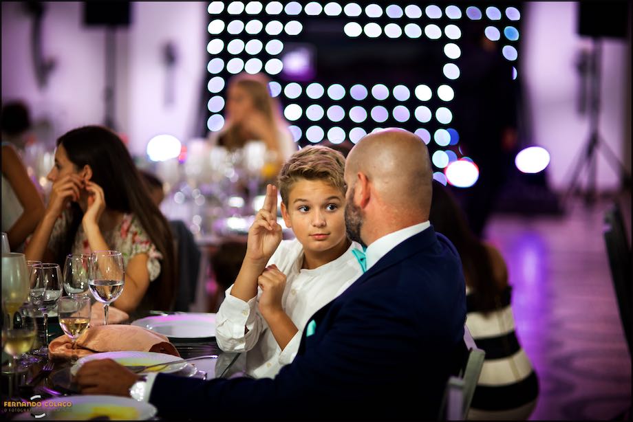 A guest and a wedding guest, during the wedding party at Quinta da Cascata, talk about the video about the bride and groom they are watching.