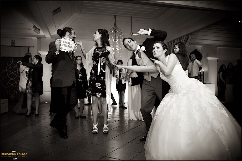 Bride and groom pointing the couple who win the bouquet of the bride, thrown to the single ladies.