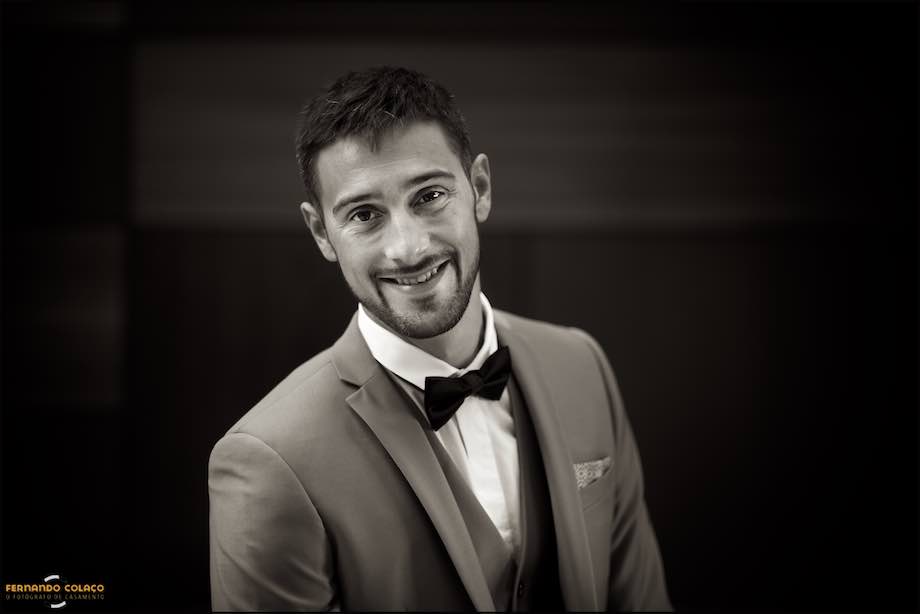 Groom's smile in portrait, before leaving for his ceremony, by the wedding photographer in Cascais, Portugal.