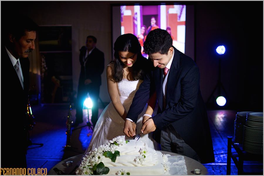 The bride and groom cutting the wedding cake at Quinta do Louredo in Évora.