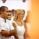 Debaixo de uma bonita luz amarela os noivos, ao lado um do outro, prestando atenção ao que se diz no altar, conforme o fotógrafo de casamento no Algarve os viu.