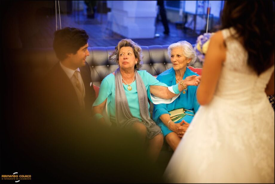 Sentadas num sofá, as avós dos noivos, conversam com eles antes de partirem para a sala da refeição, captados pelo fotógrafo de casamento no Café Paris em Sintra.