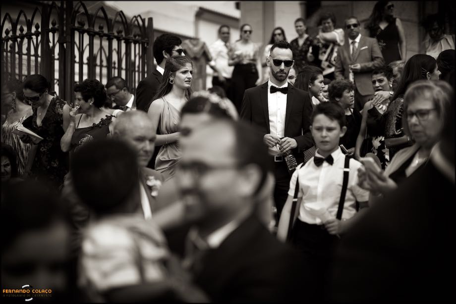 Os convidados do casamento em grupo na frente da igreja Matriz de Santo António de Reguengos.