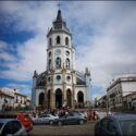 Os convidados do casamento no fim da cerimónia do casamento em frente da Igreja Matriz de Santo António em Reguengos, no Alentejo, pelo fotógrafo de casamento.