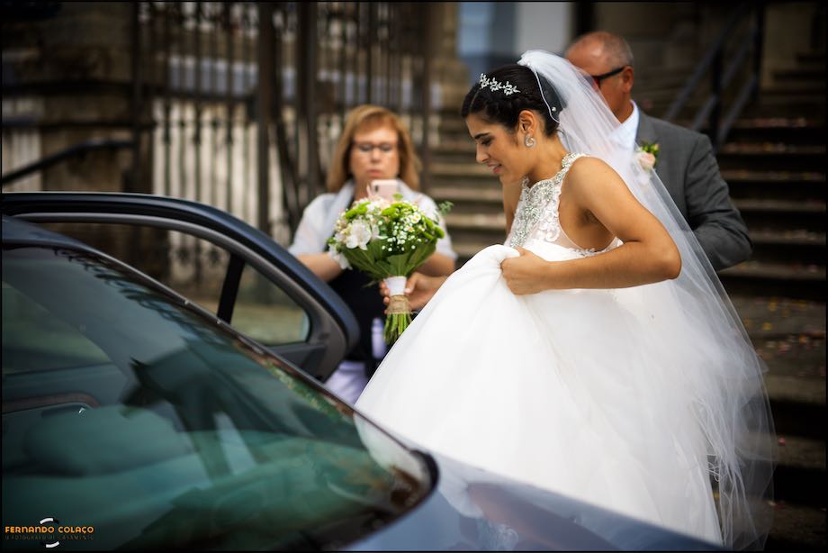 A noiva entra no automóvel para partir para a festa do casamento nas Pirâmides de S. Pedro no Alandroal.