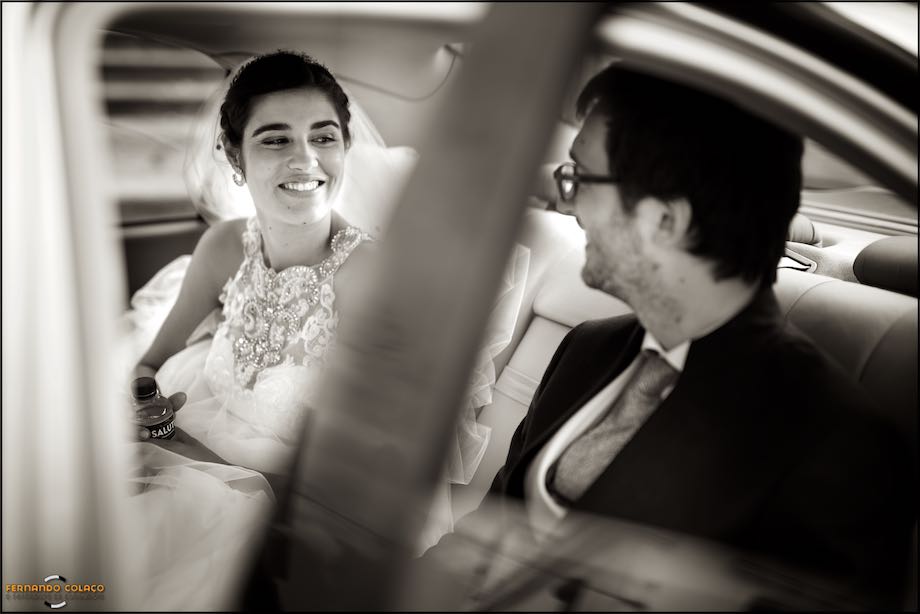 No automóvel, na partida para a festa nas Pirâmides de S. Pedro, a noiva olha sorrindo de felicidade para o noivo.