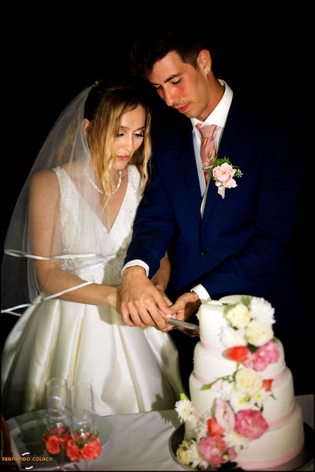 O noivo e a noiva cortam o bolo do casamento na Quinta do Castro no Cadaval, vistos pelo fotógrafo de casamento em Lisboa.