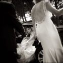 A noiva sai do automóvel, emoldurada pelo pai e duas amigas, ao chegar à Quinta do Castro para a cerimónia, captada pelo fotógrafo de casamento em Lisboa.