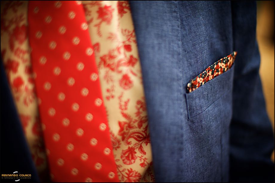 Lenço colorido no bolso do casaco azul do noivo, em composição do fotógrafo de casamento em Lisboa.