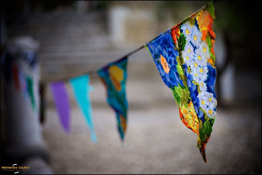 Bandeiras coloridas a decorar o espaço da cerimónia do casamento no Castelo de S. Jorge em Lisboa.