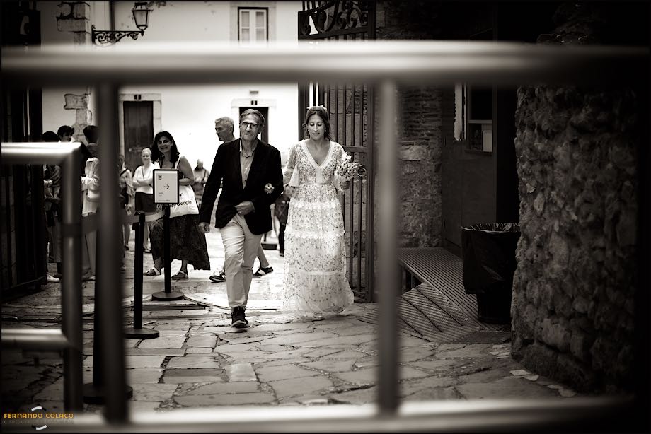 A noiva e o pai quando atravessa o portão do castelo de S. Jorge em Lisboa para se dirigirem ao local da cerimónia do casamento.