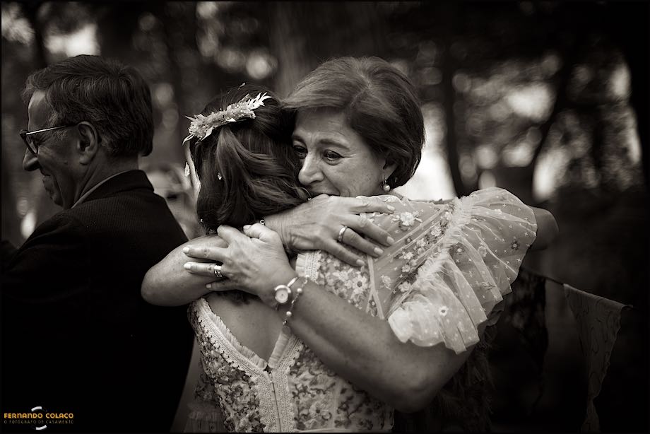 A mãe da noiva, emocionada, abraça a sua filha depois de ter terminado a cerimónia do casamento no Castelo de S. Jorge em Lisboa, captadas pelo fotógrafo de casamento em Portugal.
