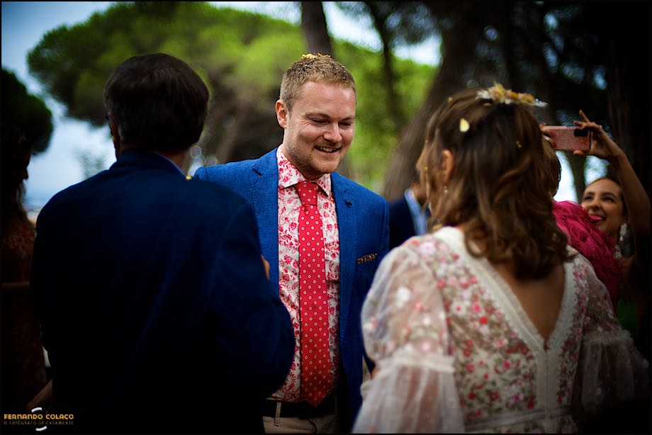 O noivo sorrindo de felicidade olha para noiva assim que acabou a cerimónia do casamento, captados pelo fotógrafo de casamento no Castelo de S. Jorge em Lisboa.