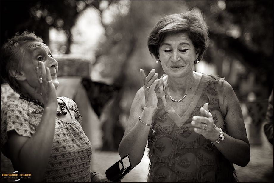 A mãe do noivo e a mãe da noiva, ao  lado uma da outra, emocionadas num momento captado pelo fotógrafo de casamento em Portugal no Castelo de S. Jorge em Lisboa.