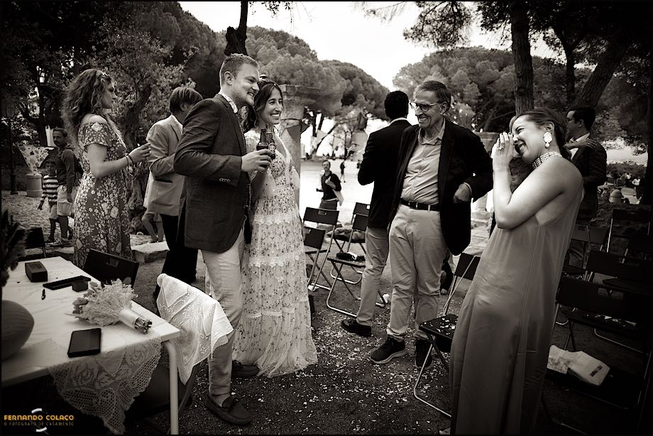 Os noivos a serem fotografados por uma amiga, por entre os familiares que festeja o seu casamento no Castelo de S. Jorge em Lisboa. 