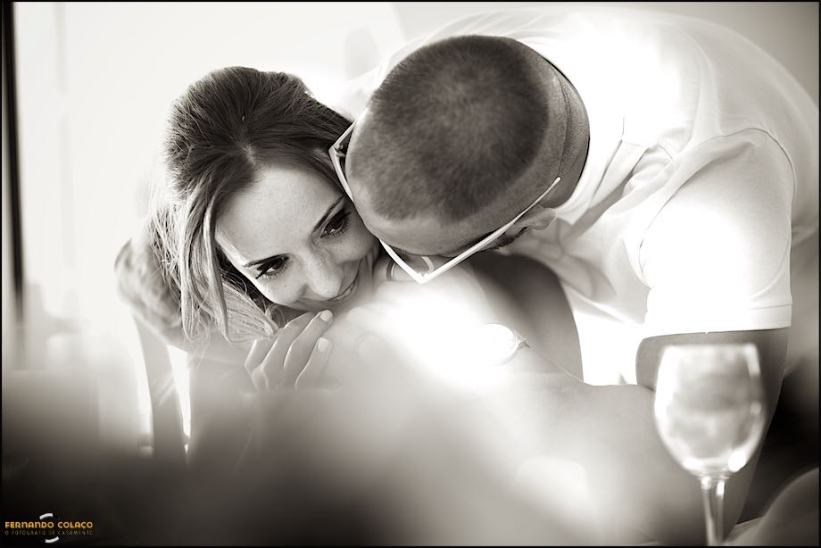 Já na Quinta das Palmeiras em Sintra na sala da refeição, um amigo da noiva abraça-a com carinho e conversa com ela, num momento visto pelo fotógrafo de casamento em Sintra.