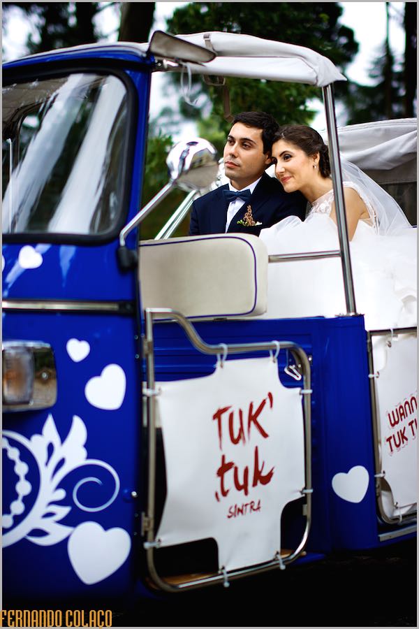 Os noivos dentro de um tuk-tuk quando chegam à quinta do Lumarinho para a festa do casamento.